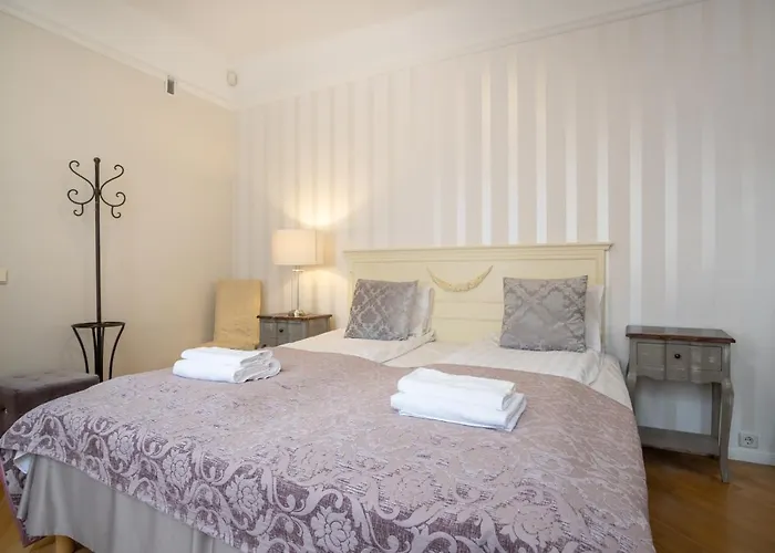Dream Stay - Historical 3-Bedroom Apartment With Sauna & Fireplace
