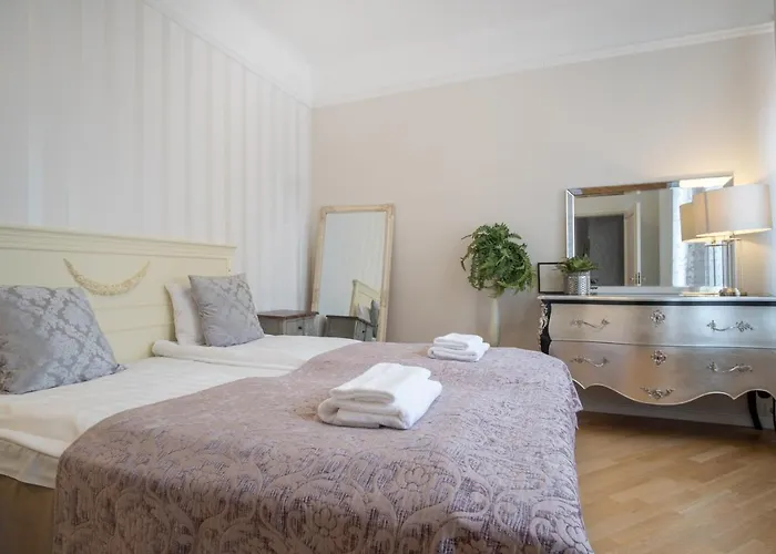 Dream Stay - Historical 3-Bedroom Apartment With Sauna & Fireplace