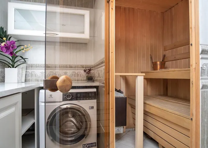 Dream Stay - Historical 3-Bedroom Apartment With Sauna & Fireplace